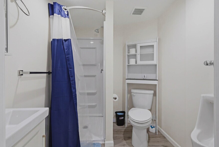 More Photos Of 307 E 23rd St S, Independence Office For Sale
