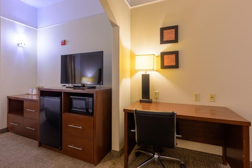 More Photos Of 801 S John Ben Shepperd Pky, Odessa Hotel For Sale