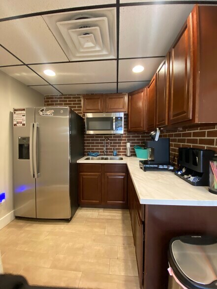 More Photos Of 1173 N Main St, Vidor Office For Lease