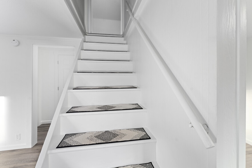 More Photos Of 48181 Highway 58, Oakridge Flex For Sale