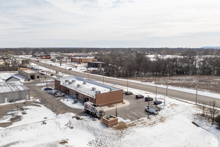 More Photos Of 812 W Tucson St, Broken Arrow General Retail For Sale