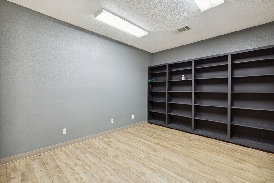 More Photos Of 1919 S Collins St, Arlington Religious Facility For Sale