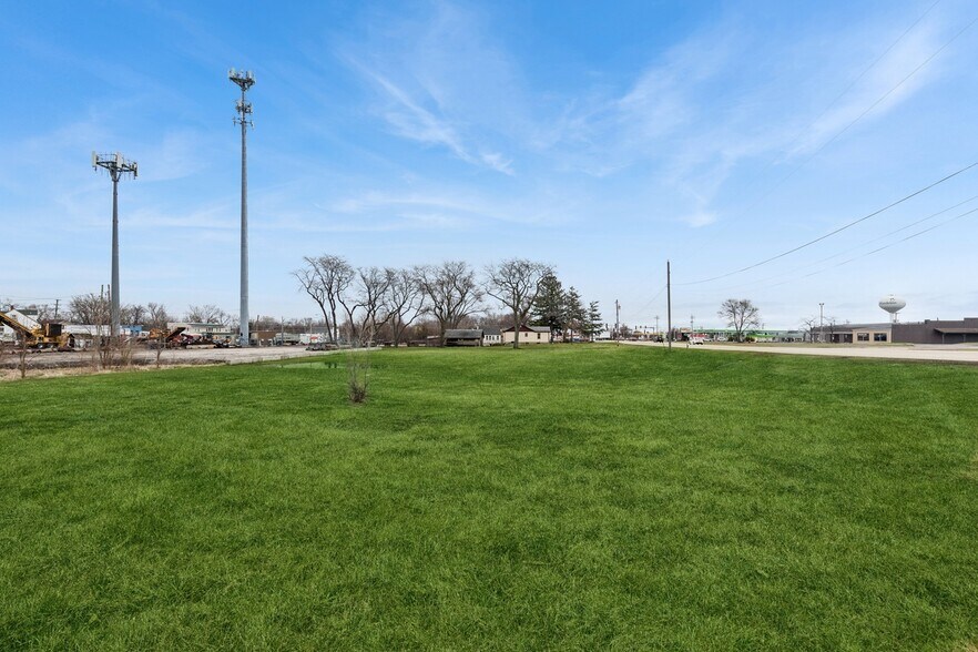 More Photos Of 20922 W Il Route 176, Mundelein Service For Sale