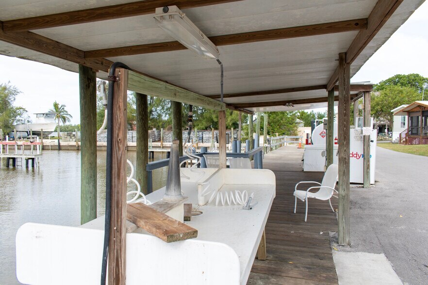 1180 Chokoloskee Dr, Chokoloskee, FL 34138 Hotel For Sale