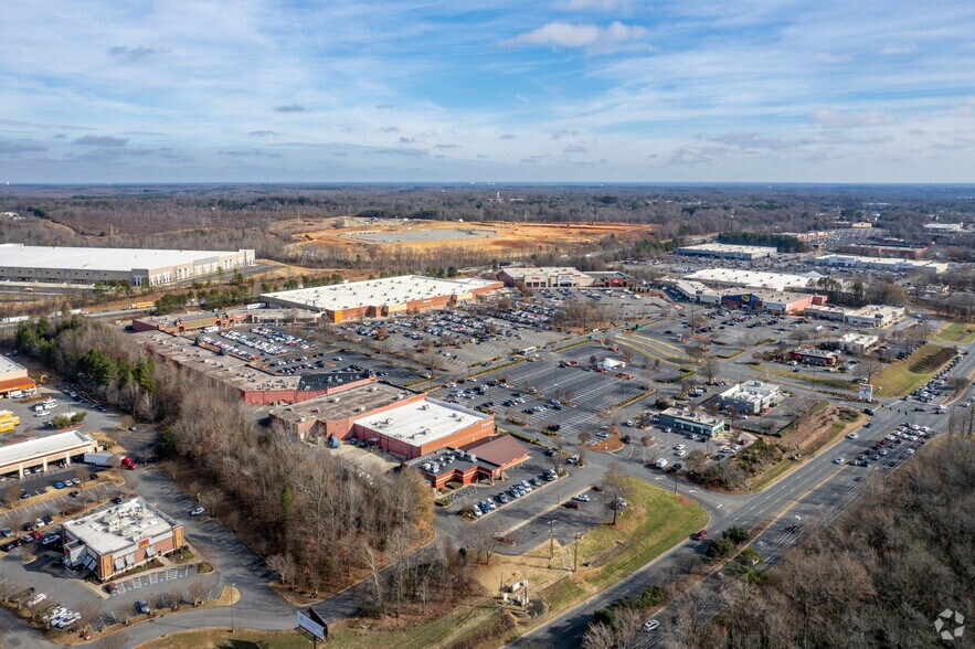 More Photos Of 3016-3030 E Franklin Blvd, Gastonia General Retail For Lease