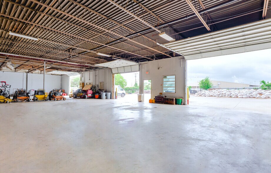 More Photos Of 1930 Hinton Dr, Irving Showroom For Lease