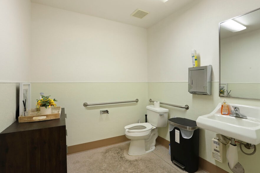 More Photos Of 600-626 Commerce Ct, Manteca Service For Sale