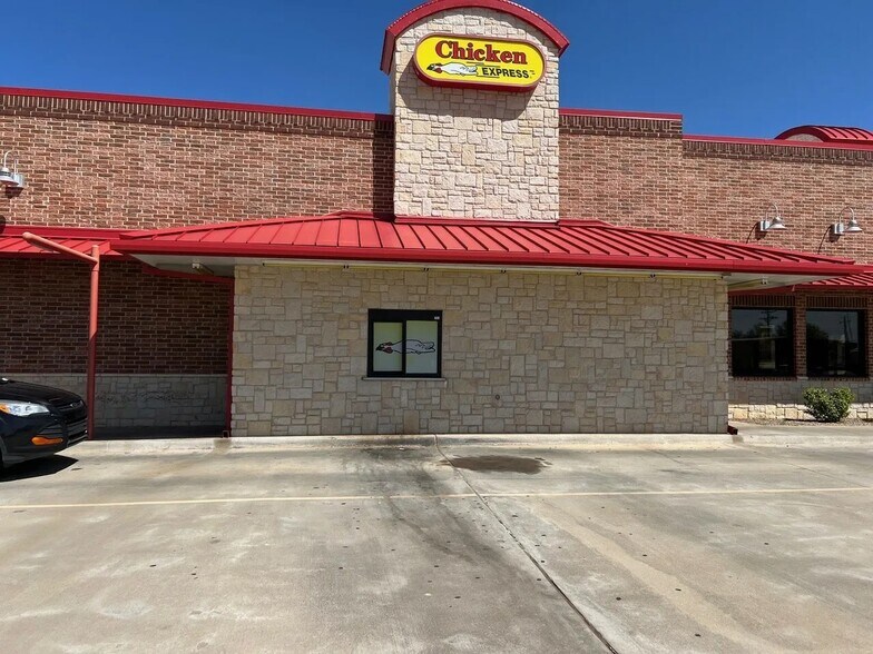 More Photos Of 601 E Main St, Weatherford Fast Food For Sale