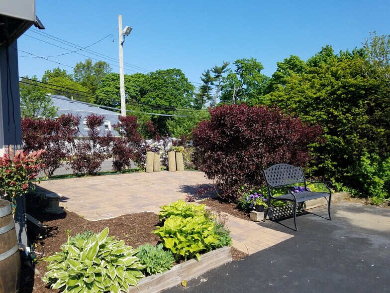 More Photos Of 16 Split Rock Rd, Syosset Freestanding For Lease