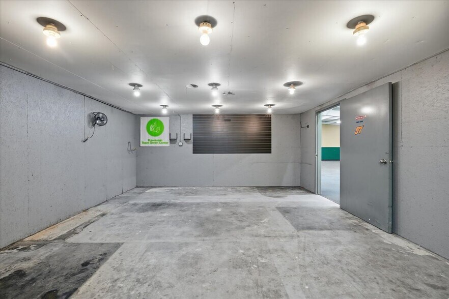 More Photos Of 3118 E Slaton Hwy, Lubbock Showroom For Sale