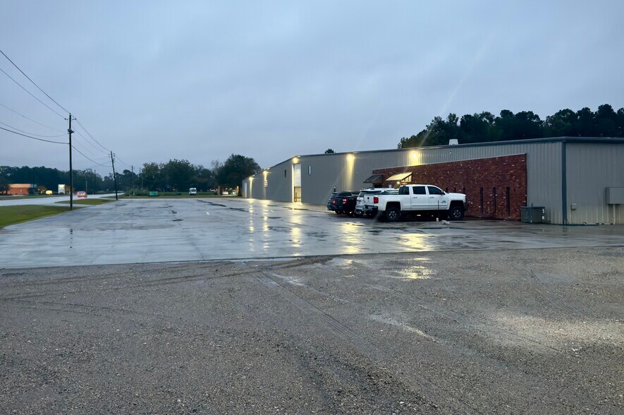 More Photos Of 847 W Main St, Lake City Warehouse For Lease