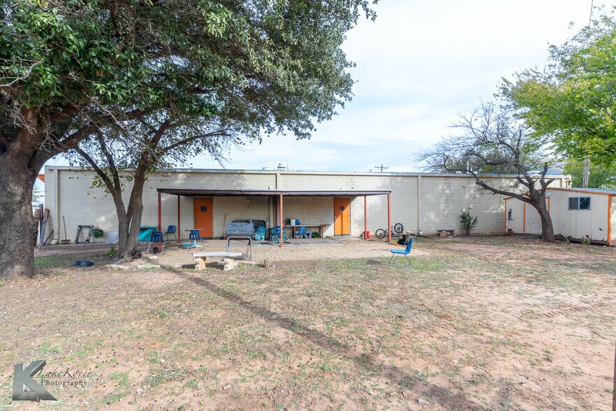 More Photos Of 1109 Oak St, Abilene Shelter For Sale