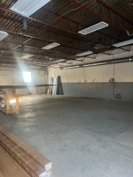 More Photos Of 2211 E 44th St, Indianapolis Flex For Lease