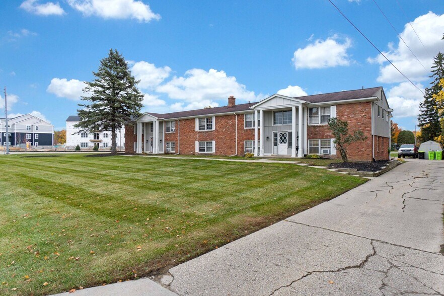 More Photos Of 1630 N Pontiac Trl, Walled Lake Apartments For Sale