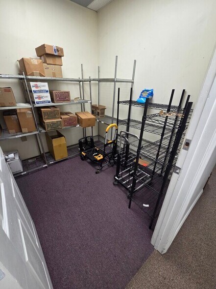 More Photos Of 7810 Kingspointe Pky, Orlando Warehouse For Lease
