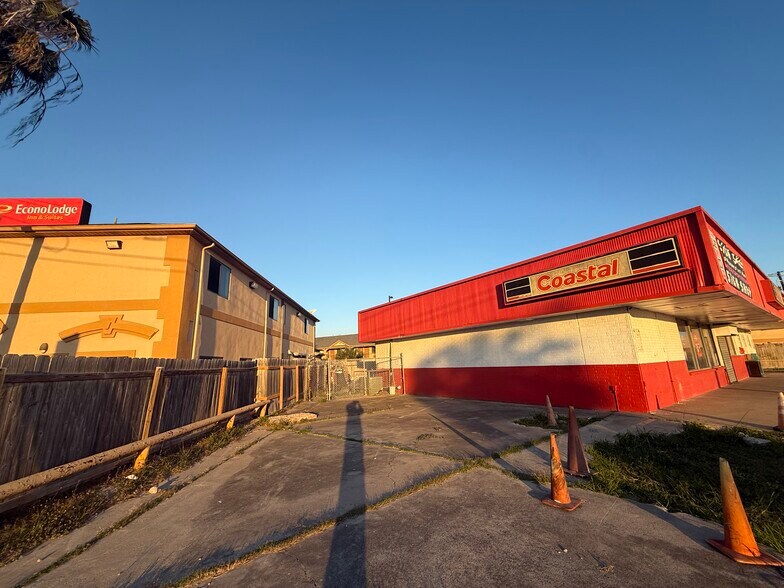 More Photos Of 2214 Leopard St, Corpus Christi Freestanding For Sale