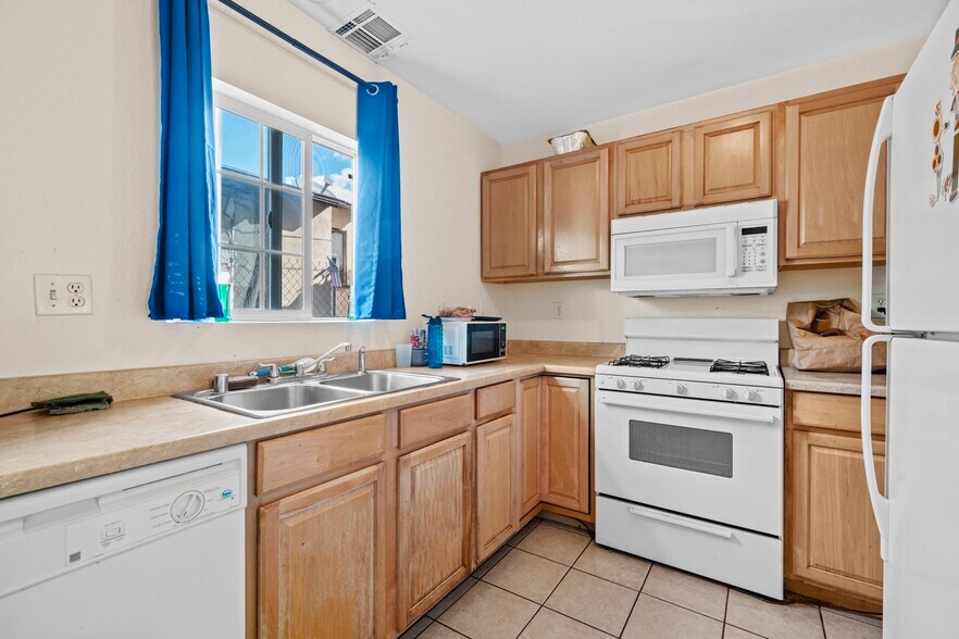 More Photos Of 14203 Sylvan St, Van Nuys Apartments For Lease