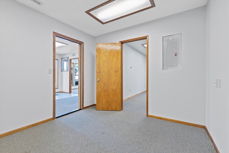 More Photos Of 1140 Ne Highway 101, Lincoln City Office For Sale