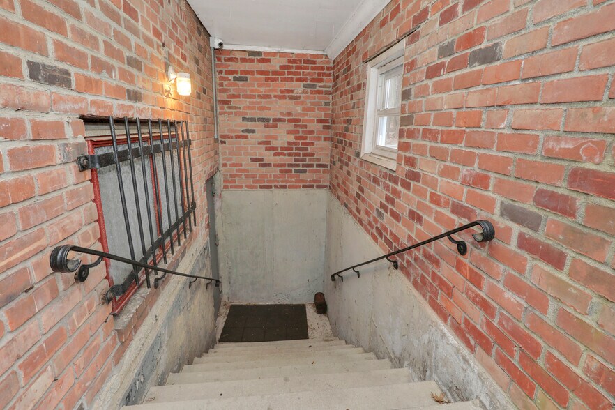 More Photos Of 103 Fort Salonga Rd, Northport Office For Sale