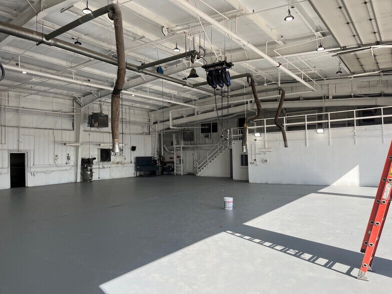 More Photos Of 2230 Ernie Krueger Cir, Waukegan Truck Terminal For Lease