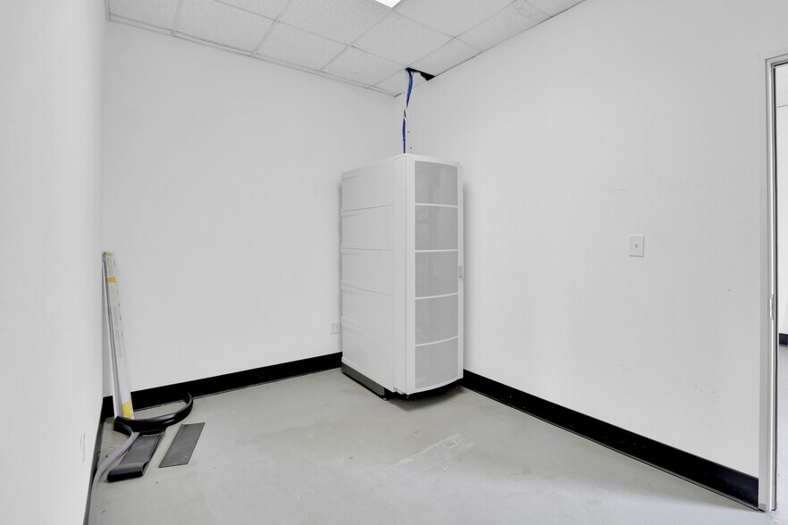 More Photos Of 150 W Main St, Lewisville Bar For Lease