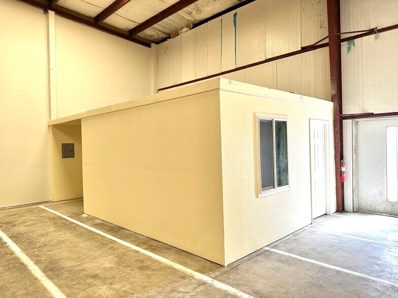 More Photos Of 250 Commerce Ave, Atwater Warehouse For Lease