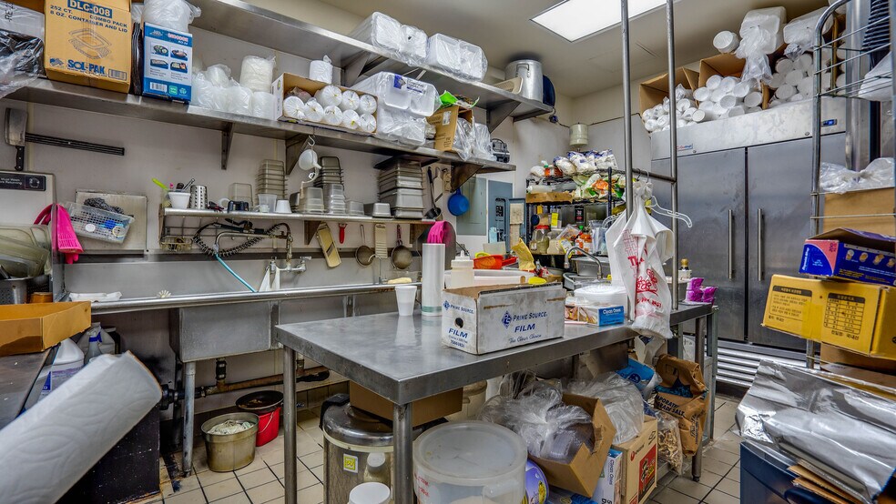 More Photos Of 1015 Crocker St, Los Angeles Storefront For Sale