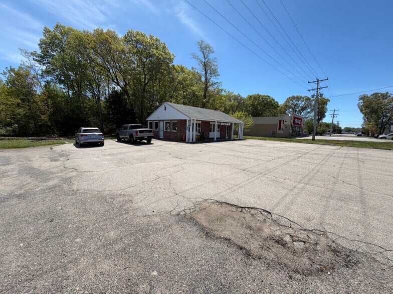 More Photos Of 7560 Post Rd, North Kingstown Freestanding For Lease