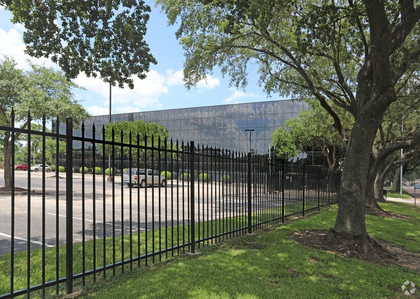 More Photos Of 530 Wells Fargo Dr, Houston Office For Sale