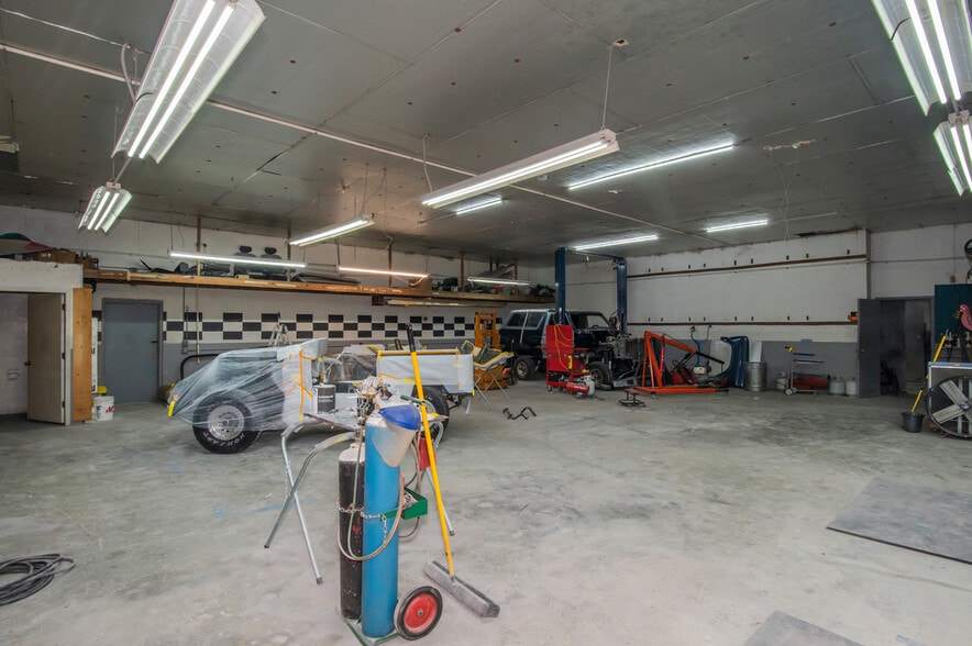 More Photos Of 982 E Hartshorn Ln, Holder Auto Repair For Sale
