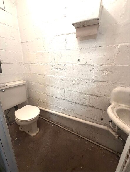 More Photos Of 217 E 8th St, Cozad Flex For Sale