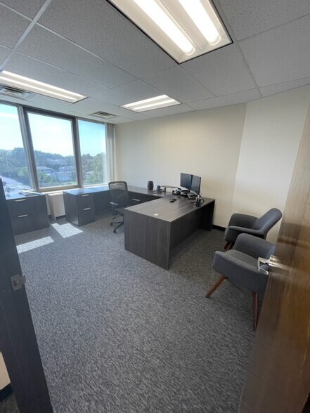 More Photos Of 125 Wolf Rd, Albany Medical For Lease