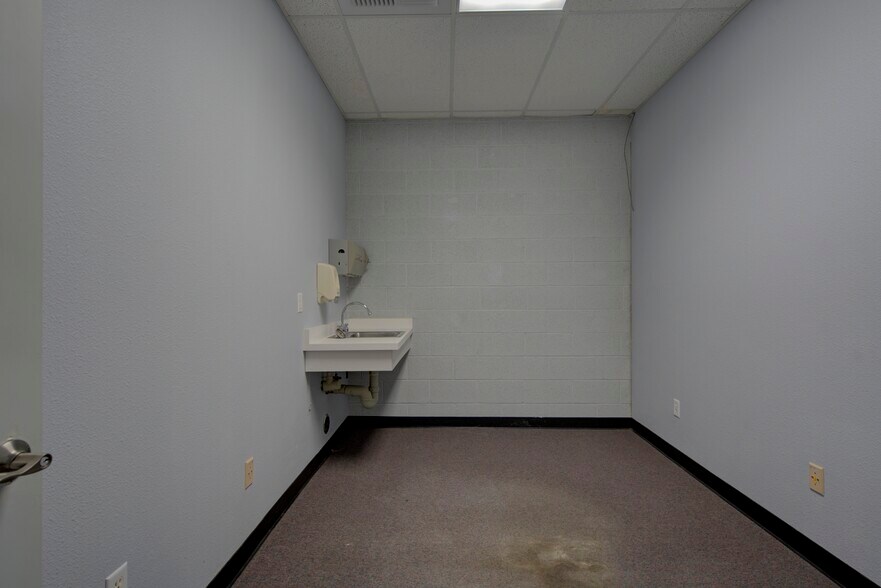 More Photos Of 295 Main St, Weed Office For Sale