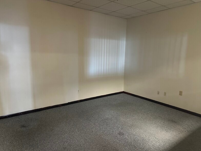 More Photos Of 657 Pleasant St, Fall River Freestanding For Lease