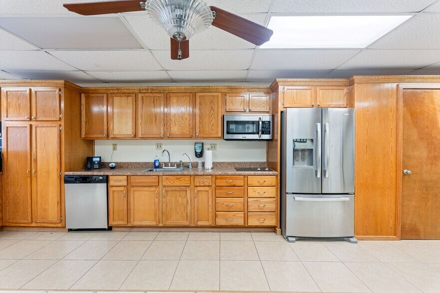 More Photos Of 2524 US Highway 96 N, Center Warehouse For Sale