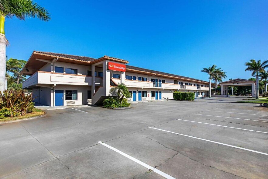 More Photos Of 950 US Highway 1, Vero Beach Hotel For Sale