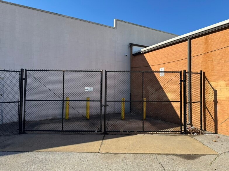 More Photos Of 10006-10056 W Florissant Ave, Saint Louis Storefront For Lease