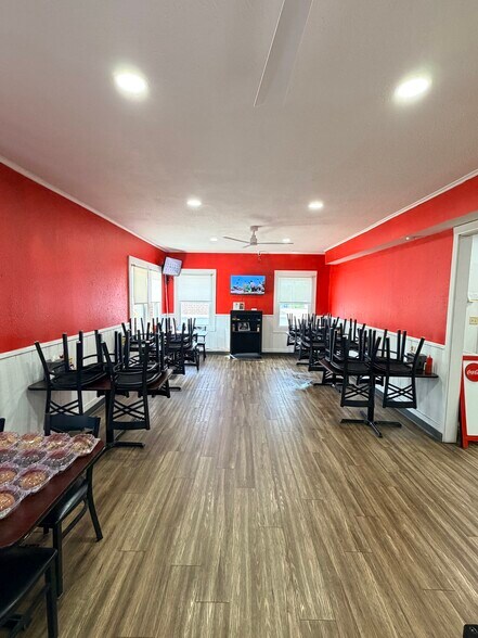More Photos Of 201 S Highway 63, Freeburg Convenience Store For Sale