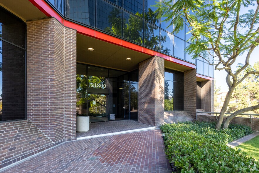More Photos Of 21800 Oxnard St, Woodland Hills Office For Lease