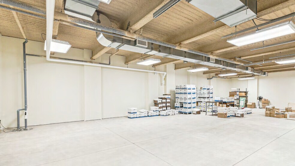 More Photos Of 4 Pine St N, Thorold Veterinarian Kennel For Sale