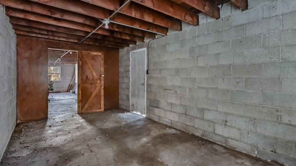More Photos Of 119 Meadow Hill Dr, Menomonie Auto Repair For Sale