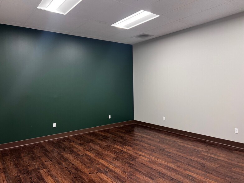 More Photos Of 15970 S Mur-Len Rd, Olathe Unknown For Lease