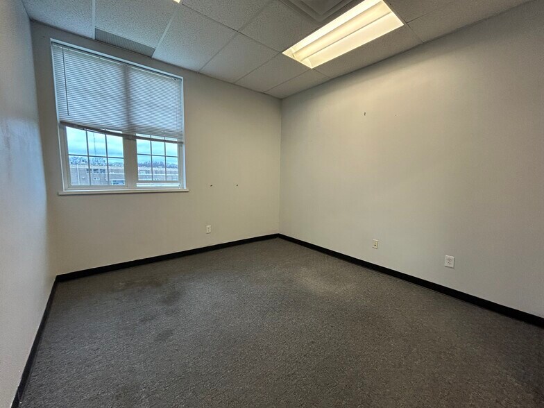 More Photos Of 7344 Pearl Rd, Middleburg Heights Office For Lease
