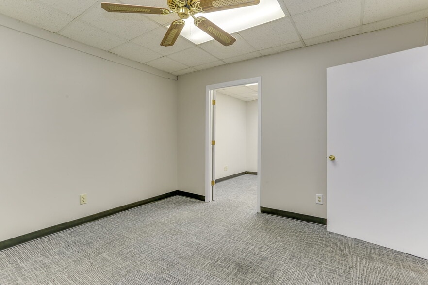 More Photos Of 1222 Executive Blvd, Chesapeake Showroom For Lease