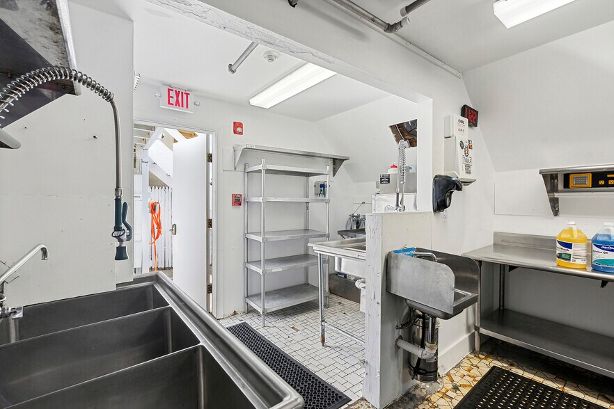 More Photos Of 4 S Elmwood Ave, Montauk Restaurant For Sale