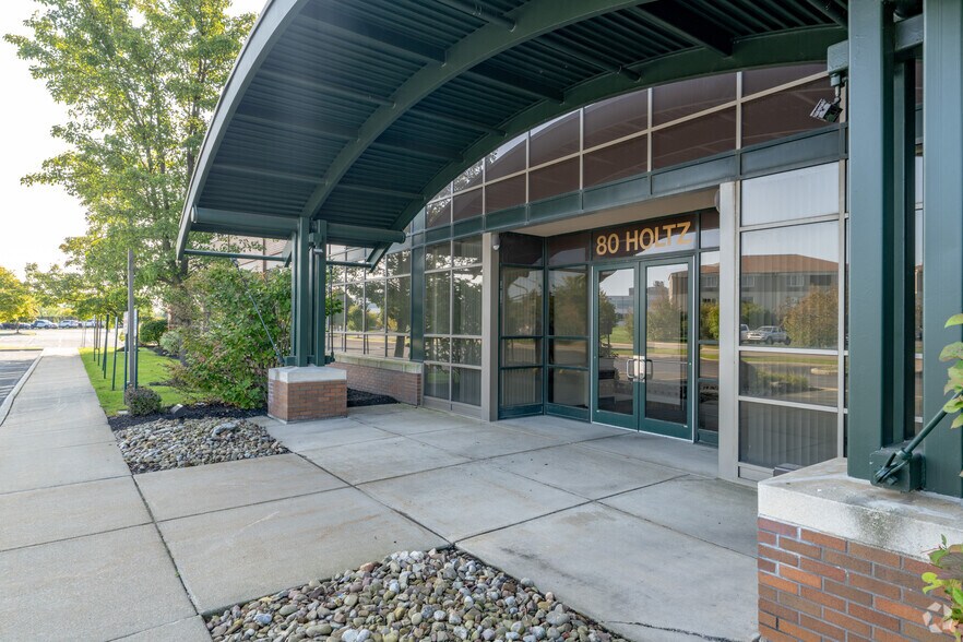 More Photos Of 600 Airborne Pky, Cheektowaga Unknown For Lease