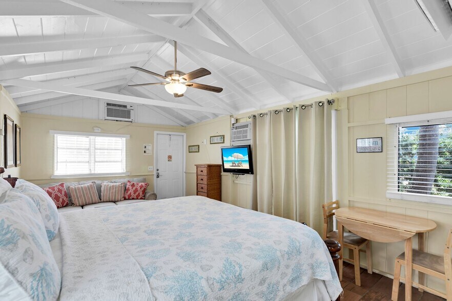 More Photos Of 243 61st St, Marathon Hotel For Sale
