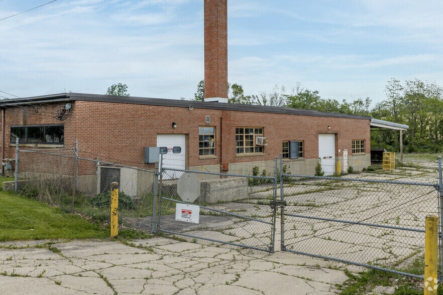 More Photos Of 947 E Clinton St, Freeport Warehouse For Sale