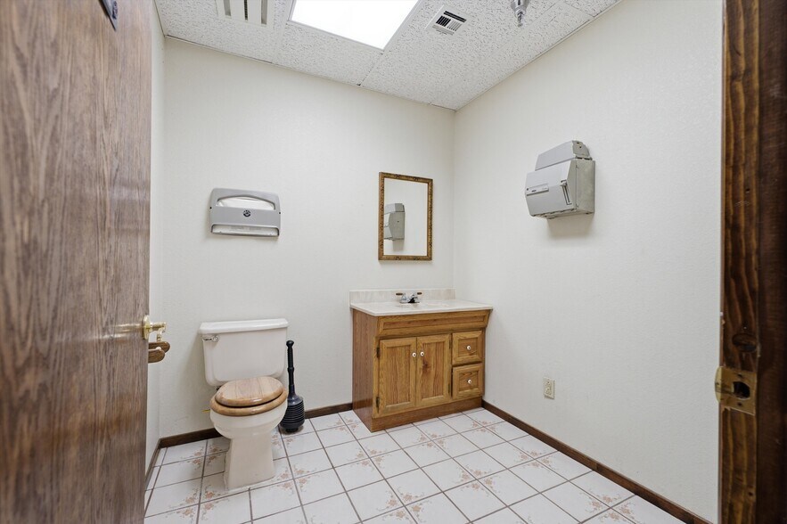 More Photos Of 1400 Orange St, Rosamond Warehouse For Lease