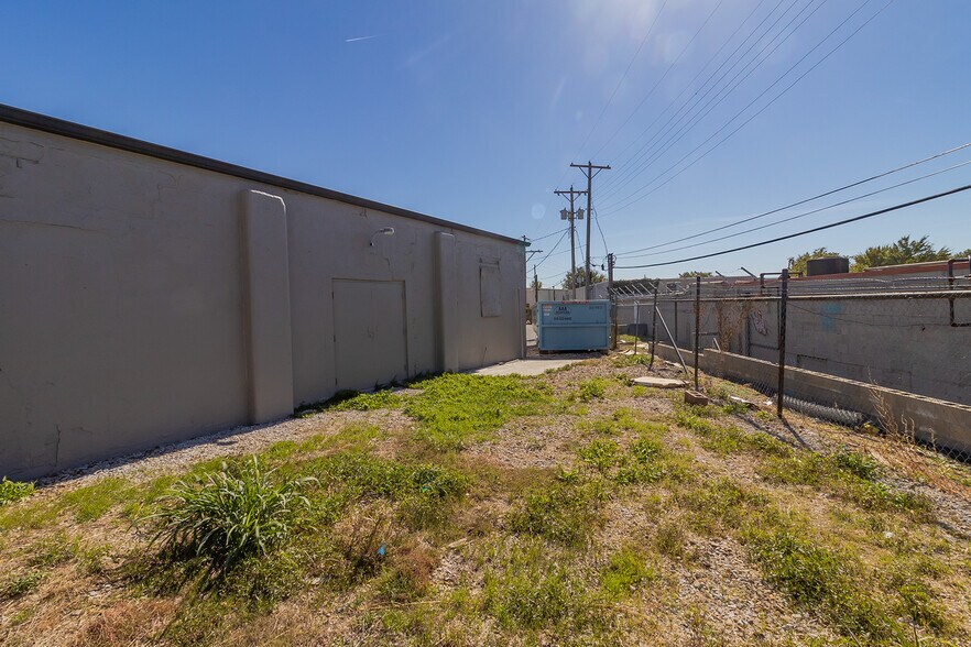 More Photos Of 1627 S Hillside St, Wichita Freestanding For Sale